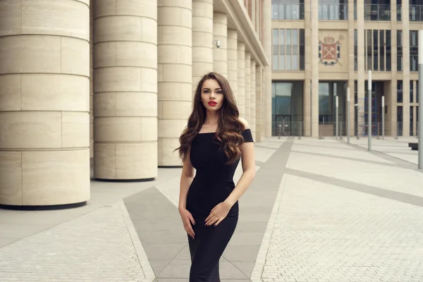 Mujer de negocios bastante hermosa en vestido negro elegante — Foto de Stock