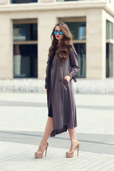 Mujer con estilo caminando por la ciudad — Foto de Stock