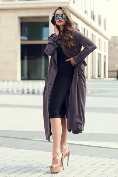 Mujer con estilo caminando por la ciudad — Foto de Stock