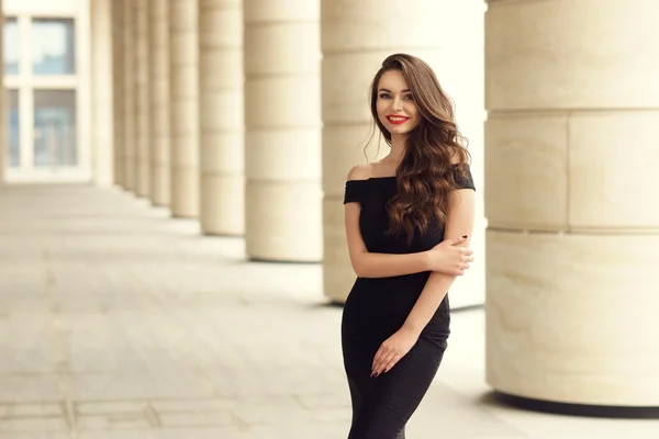 Красивая деловая женщина в элегантном черном платье — стоковое фото