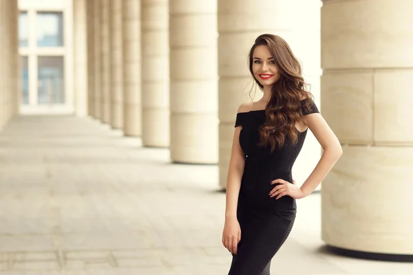 Mujer de negocios bastante hermosa en vestido negro elegante — Foto de Stock