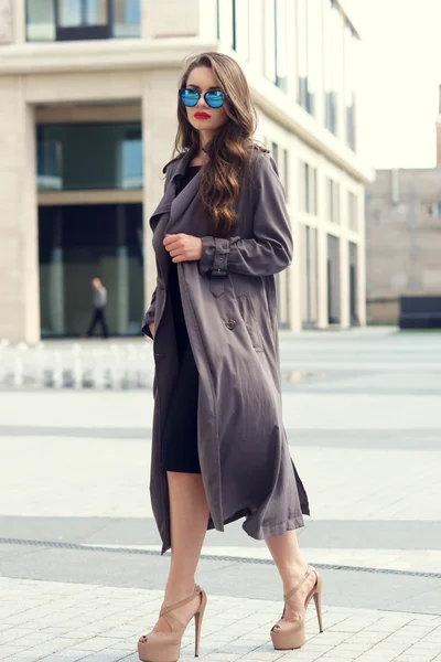 Mujer con estilo caminando por la ciudad —  Fotos de Stock