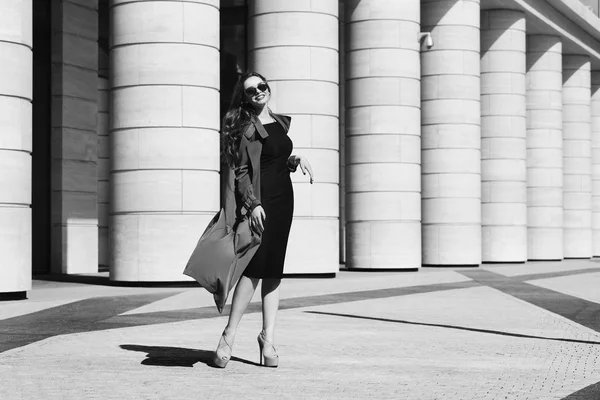 Retrato dinámico de la mujer joven — Foto de Stock