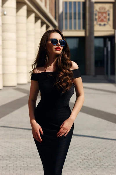 Hübsches Model mit langen lockigen Haaren und roten Lippen — Stockfoto