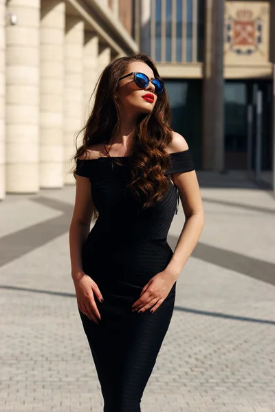 Pretty model with long curly hair and red lips — Stock Photo, Image