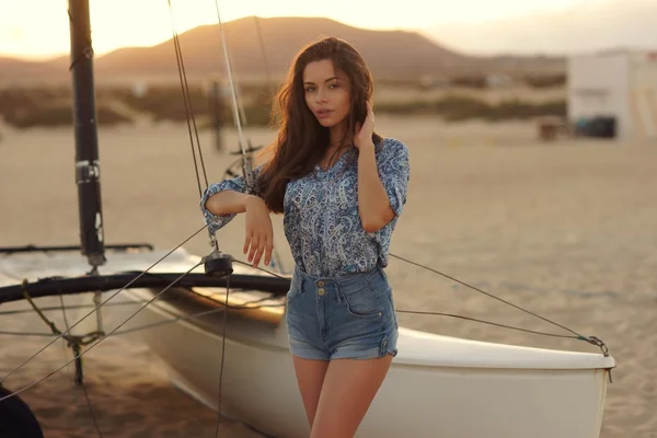 Joven hermosa chica bonita sentada en catamarán de vela —  Fotos de Stock