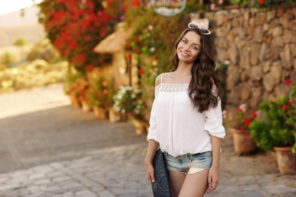 Menina bonita olhando para você e sorrindo — Fotografia de Stock