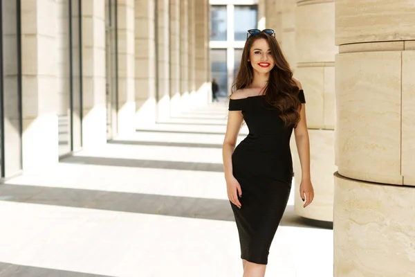 Mulher de negócios muito bonita em vestido preto elegante — Fotografia de Stock