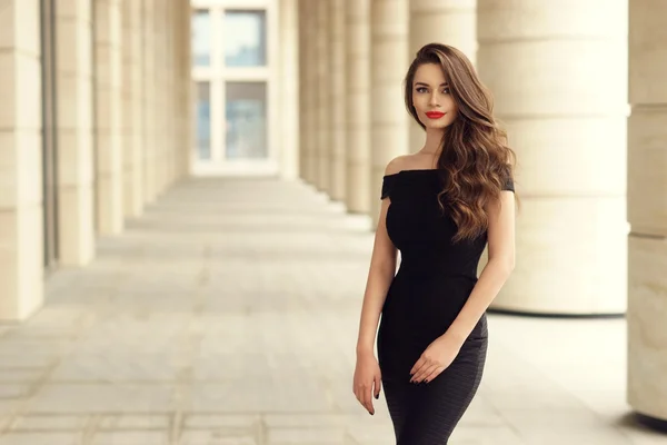 Mulher de negócios muito bonita em vestido preto elegante — Fotografia de Stock