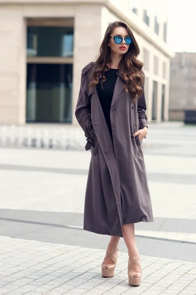 Mujer con estilo caminando por la ciudad — Foto de Stock