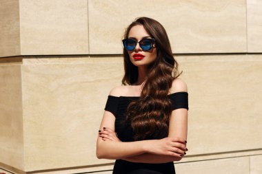 uzun kıvırcık saçlı güzel kız