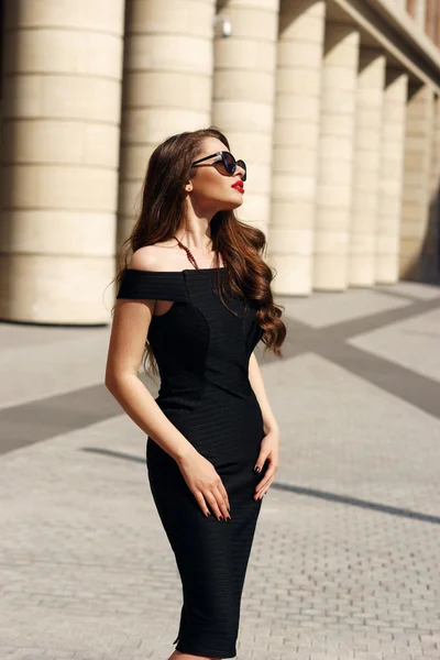 Pretty model with long curly hair and red lips — Stock Photo, Image