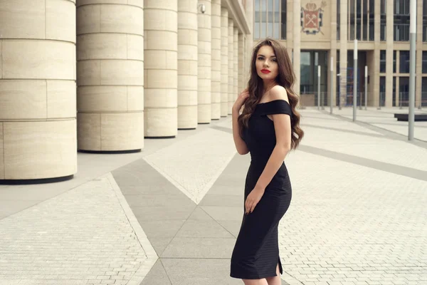 Vrij mooie zakenvrouw in elegante zwarte jurk — Stockfoto