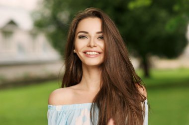 Güzel, gülümseyen kadın