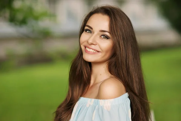 Mooie glimlachende vrouw — Stockfoto