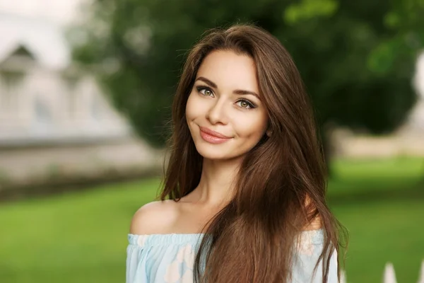 Jovem mulher bonita — Fotografia de Stock