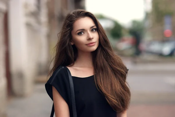 Menina elegante na cidade — Fotografia de Stock