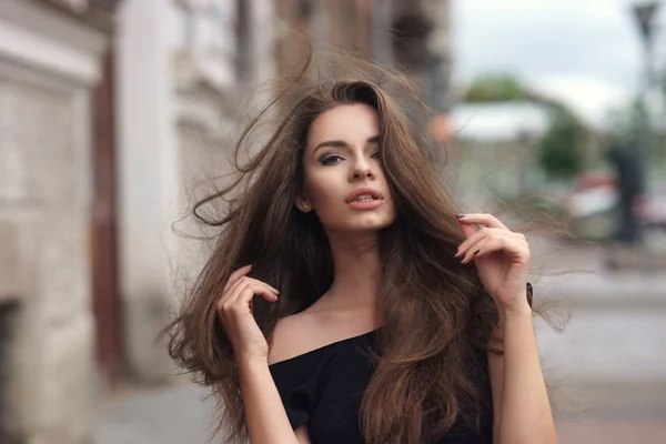 Chica con estilo en la ciudad — Foto de Stock