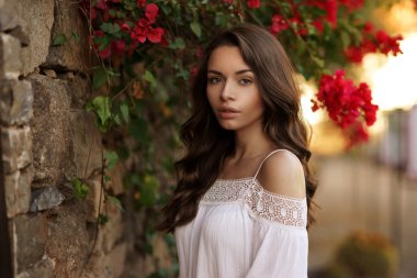 Uzun kıvırcık saçlı sakin kız