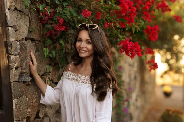 Щаслива усміхнена дівчина проти квітів — стокове фото