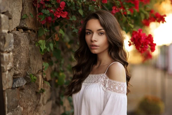 Uzun kıvırcık saçlı sakin kız