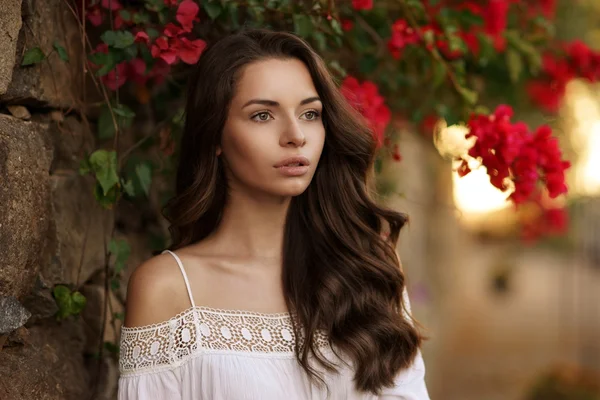 Ruhiges Mädchen mit langen lockigen Haaren — Stockfoto