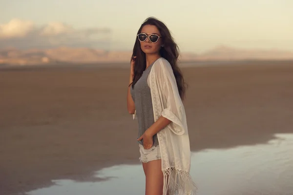 Mujer al atardecer playa —  Fotos de Stock