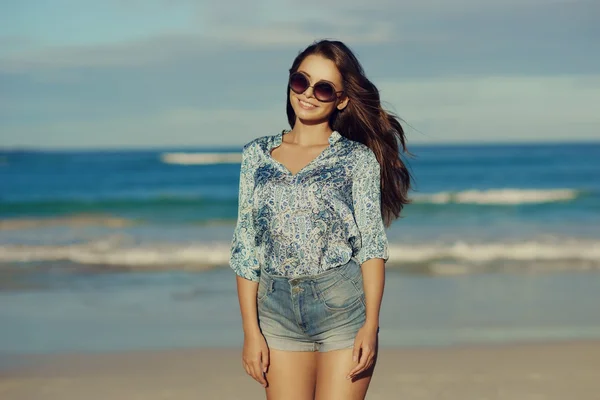 Stilvolles Mädchen am Strand — Stockfoto