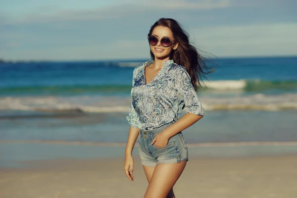 Snygg tjej på stranden — Stockfoto