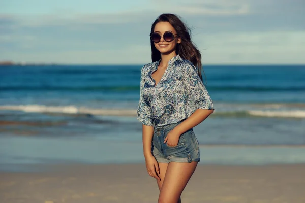 Menina elegante na praia — Fotografia de Stock