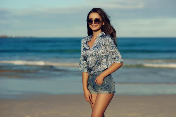 Chica con estilo en la playa — Foto de Stock