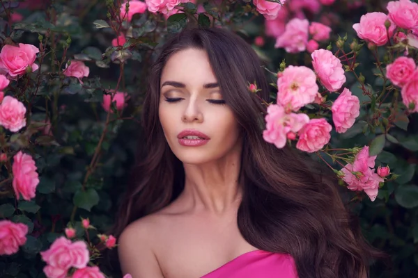 Retrato de beleza romântico de mulher em rosas rosa — Fotografia de Stock