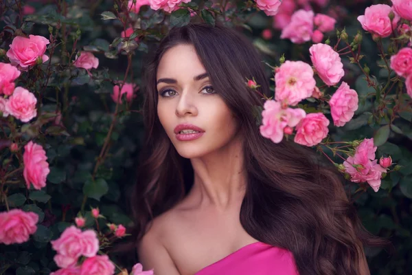 Retrato de belleza romántica de mujer en rosas rosadas —  Fotos de Stock