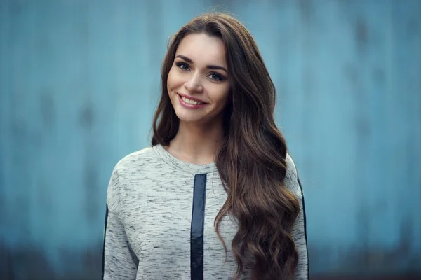 Fille heureuse en sweat à capuche — Photo