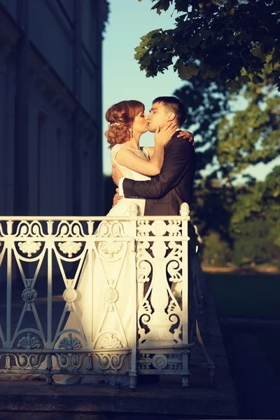 Jeunes mariés sur la terrasse — Photo