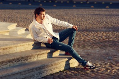 merdivenlerde oturan şık adam