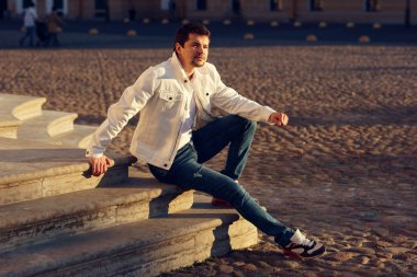 merdivenlerde oturan şık adam