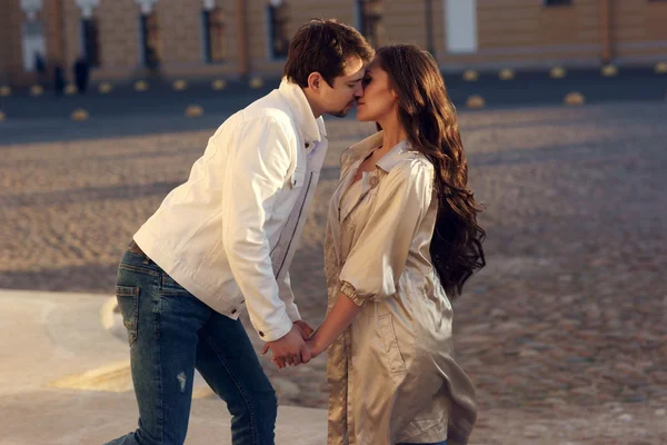 Jovem casal apaixonado — Fotografia de Stock