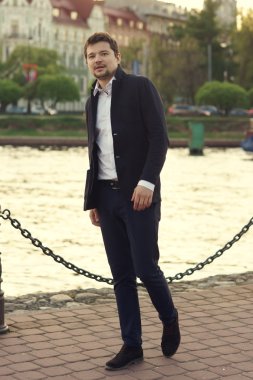 yakışıklı adam açık dikey