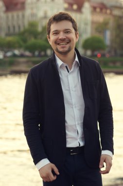 yakışıklı adam açık dikey