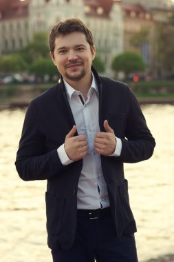 yakışıklı adam açık dikey