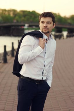 yakışıklı adam açık dikey