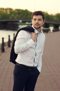 yakışıklı adam açık dikey