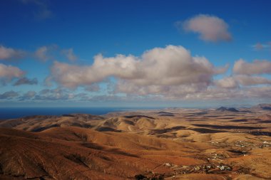 Sandy tepeler ve mavi gökyüzü