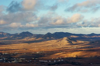 Sandy tepeler ve mavi gökyüzü