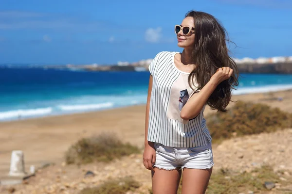 Стильная девушка на пляже — стоковое фото