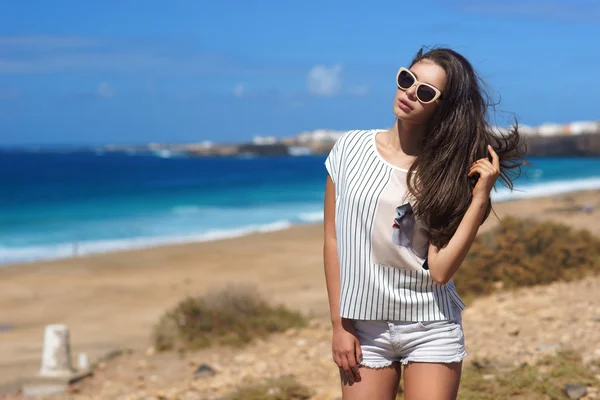 Ragazza alla moda in spiaggia — Foto Stock