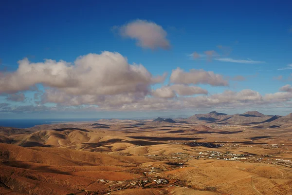 Colinas arenosas e céu azul — Fotografia de Stock