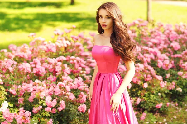 Bella donna in rose buches — Foto Stock