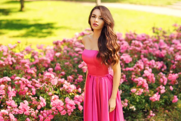 Mulher bonita em buches de rosas — Fotografia de Stock